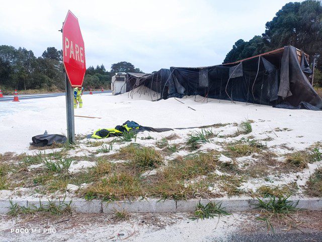 Caminhão carregado de arroz tomba na saída da colônia Witmarsum e interdita parte da BR-277