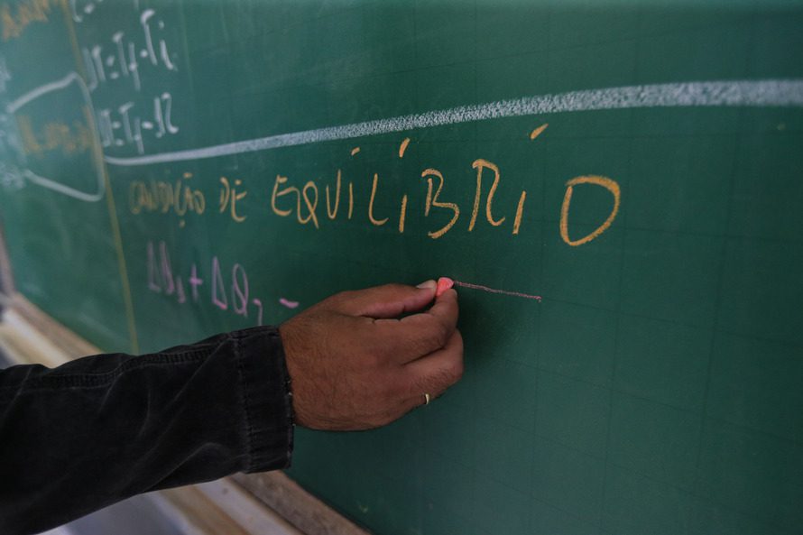 Paraná vai contratar 4 mil professores