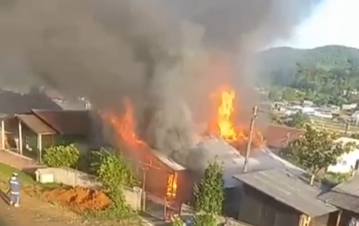 VÍDEO: incêndio destrói casa em General Carneiro