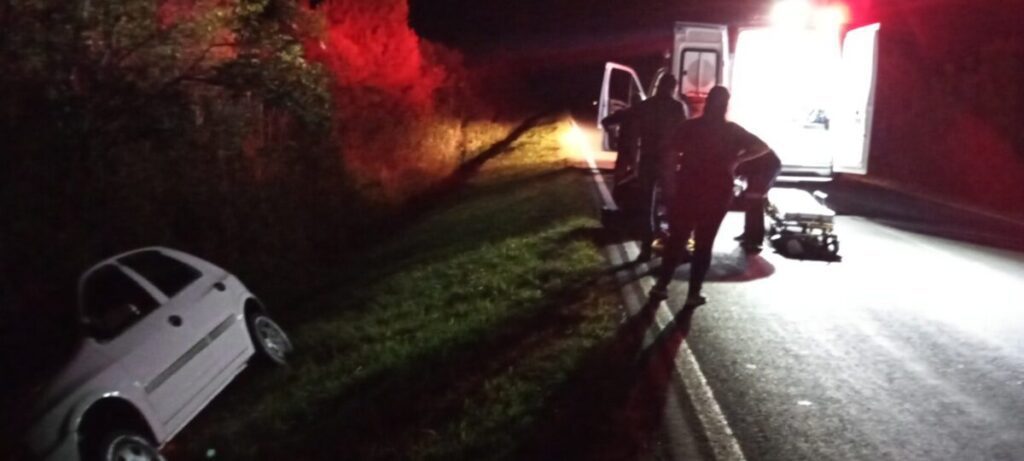 Motorista perde controle e carro sai da pista na PR-151