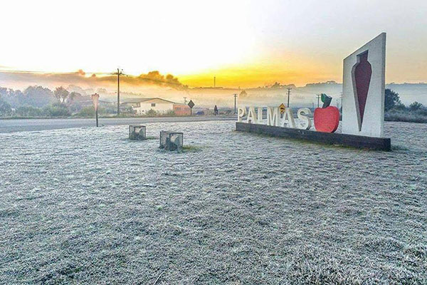 Tempestade causa morte, traz neve pela primeira vez no Paraná em 2022 e muda rotina no Sul