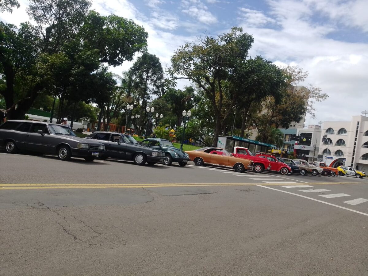 Apaixonados por carros antigos prestam homenagem em memória do padre Silvano