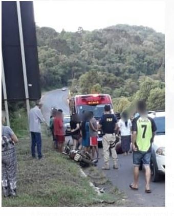 Acidente envolve uma moto e uma carreta na BR 153