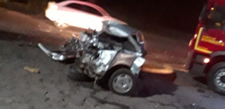 Homem fica gravemente ferido após colisão entre carro e caminhão na BR-476