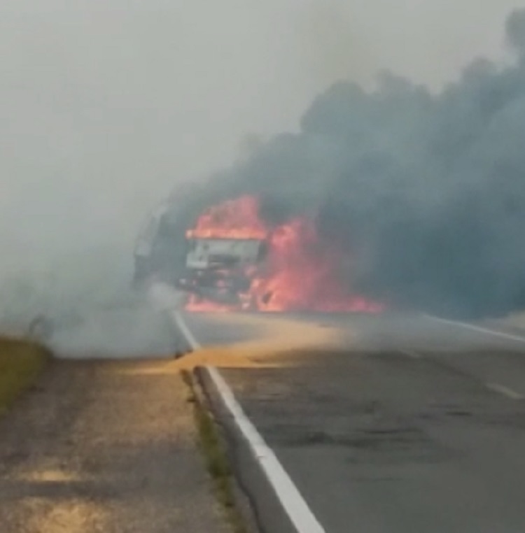 Caminhoneiro morre carbonizado na BR-153 neste domingo