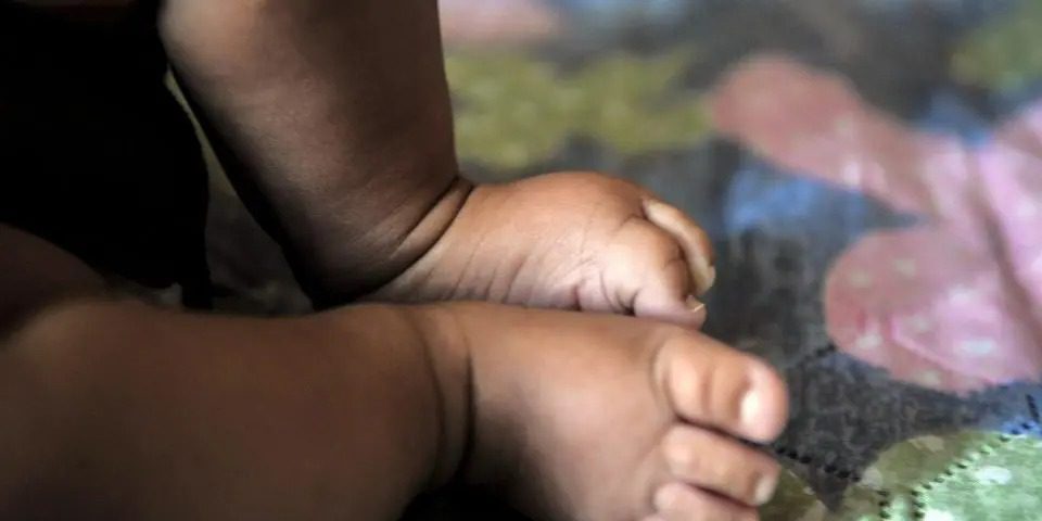 Bebê de 9 meses morre de Covid-19 no Paraná; criança não estava vacinada, diz prefeitura