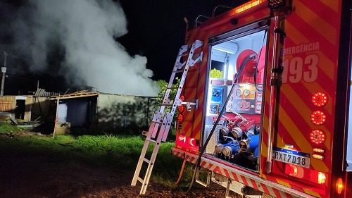 Casa é destruída por incêndio em Irineópolis. Ninguém ficou ferido