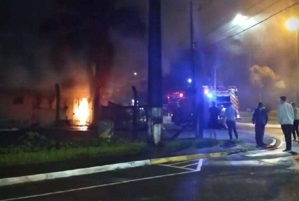 Corpo de Bombeiros atendem ocorrência de incêndio no Centro de São Mateus do Sul