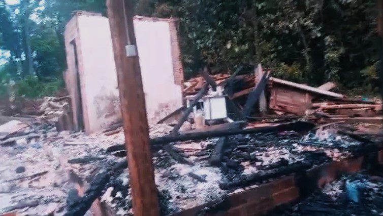 Solidariedade: família são-mateuense perde casa em incêndio e pede ajuda