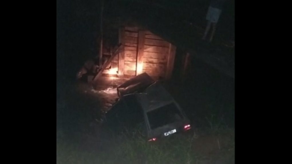 Homem morre após perder controle de carro e cair dentro de rio, em Cruz Machado