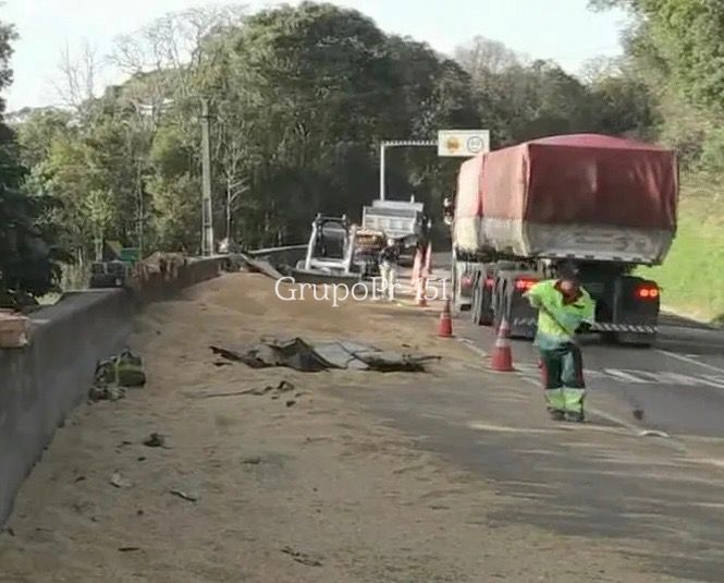 VÍDEO: caminhão carregado de soja tomba e bloqueia parcialmente BR-277, em Balsa Nova