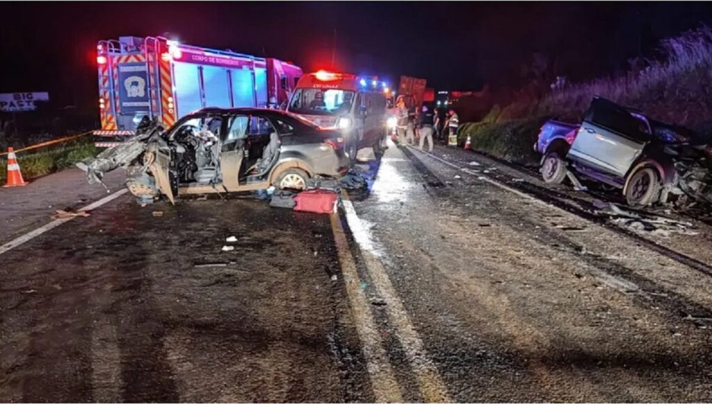 2 pessoas morrem em acidente entre 2 veículos e caminhão