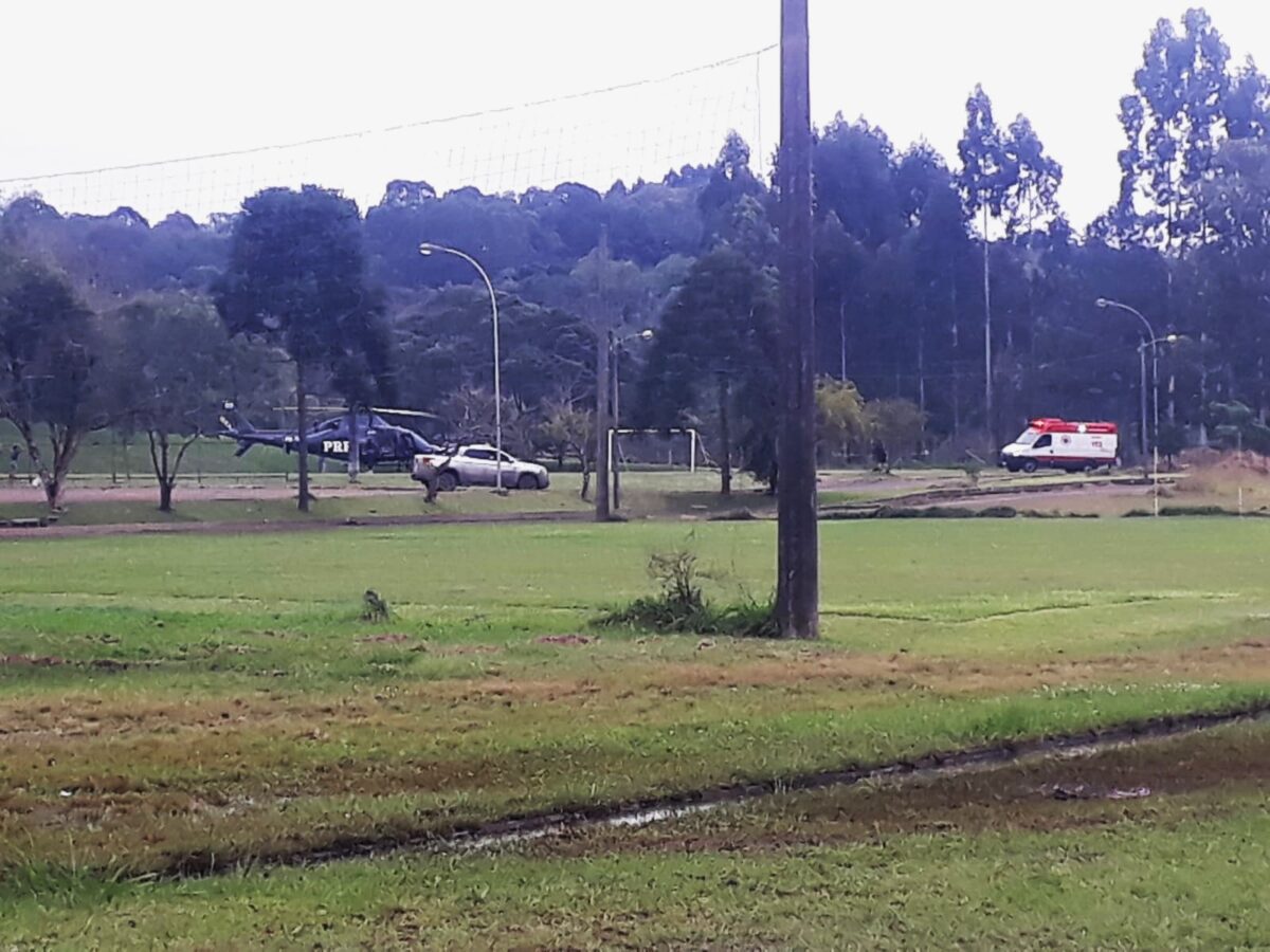 Helicóptero da PRF realiza transferência de homem que caiu de escada em São Mateus do Sul