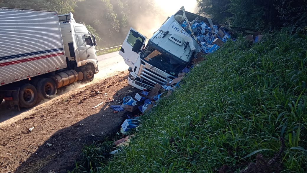 Carreta tomba na Rodovia do Xisto BR 476