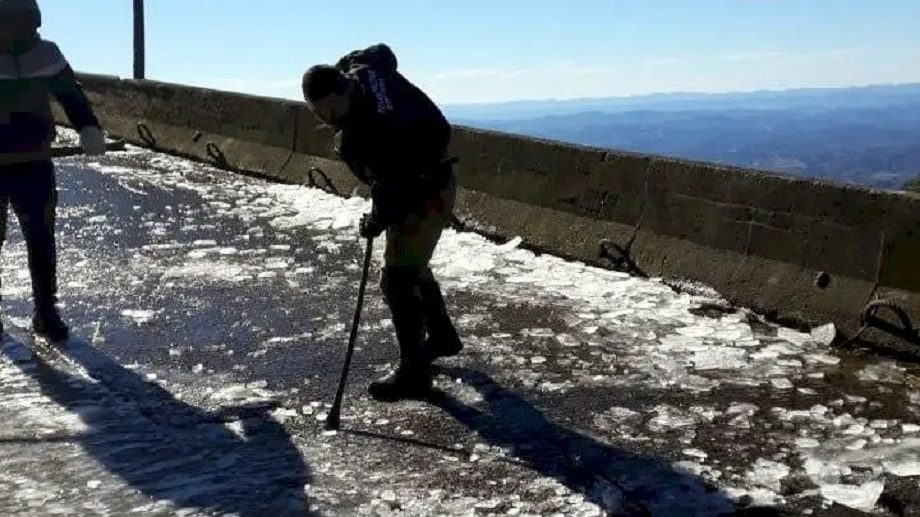 Frio interdita rodovias em Santa Catarina com pistas congeladas e 3 dias de neve