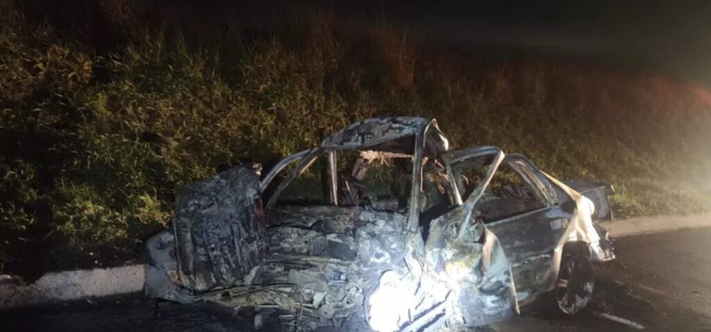 Motorista morre após carro pegar fogo em batida com caminhão em rodovia do Paraná