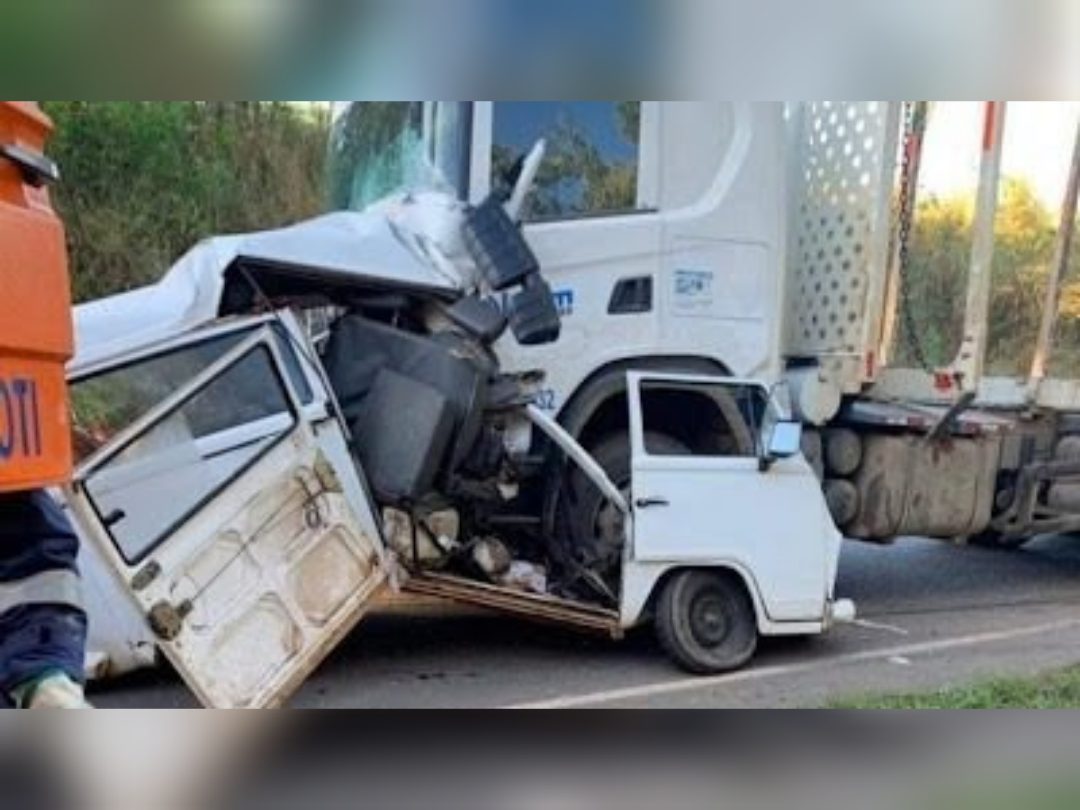 No Paraná, motorista de Kombi morre após caminhão invadir pista contrária e colidir