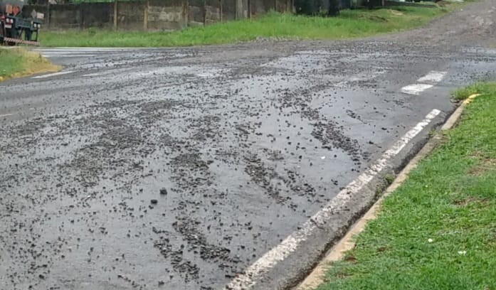 Enxurrada leva pedras do trecho de rua sem asfalto para a parte pavimentada, deixando o trânsito perigoso em São Mateus do Sul