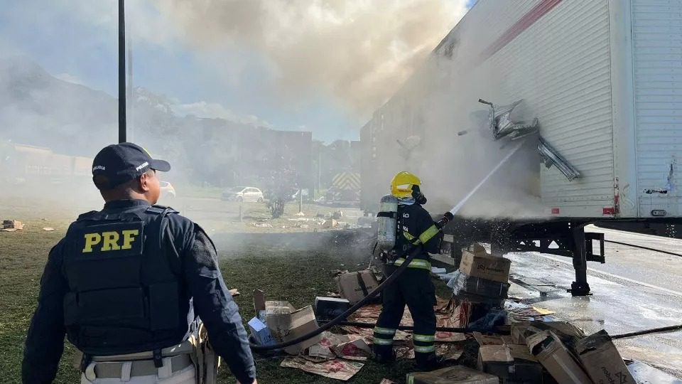 Carreta com carga milionária é saqueada após pegar fogo na BR-376 