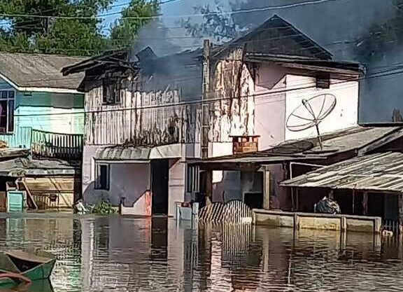 Bombeiros atendem ocorrência de incêndio em residência de Três Barras