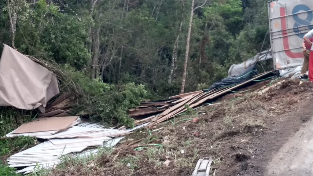 Polícia Rodoviária Estadual atende tombamento na PR 151