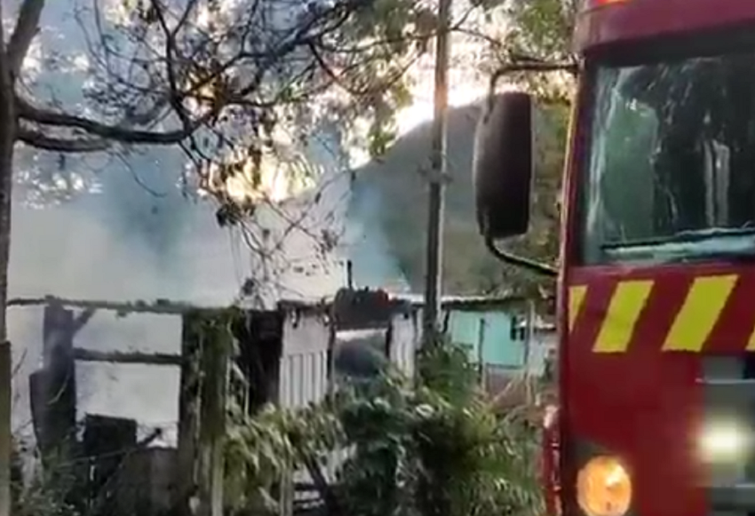 Casa é consumida pelo fogo em União da Vitória e suspeita de ato criminoso é investigada