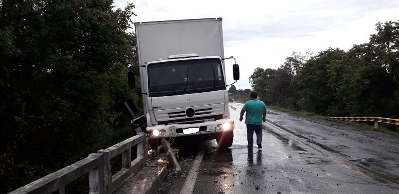 Caminhão de Campinas desliza na pista na ponte do Rio Potinga