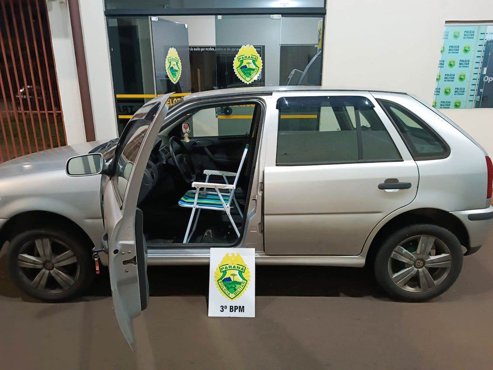 Gol com cadeira de praia no lugar do banco do motorista é apreendido em Pato Branco