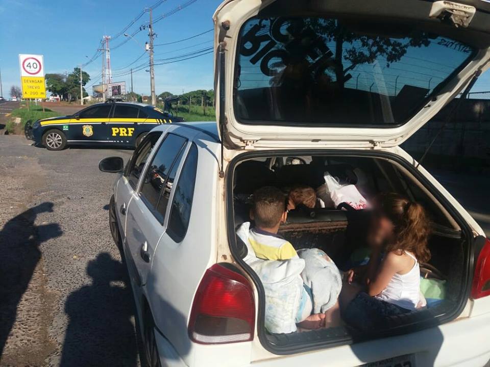 Polícia flagra crianças sendo transportadas no porta-malas de carro na BR-376, em Maringá