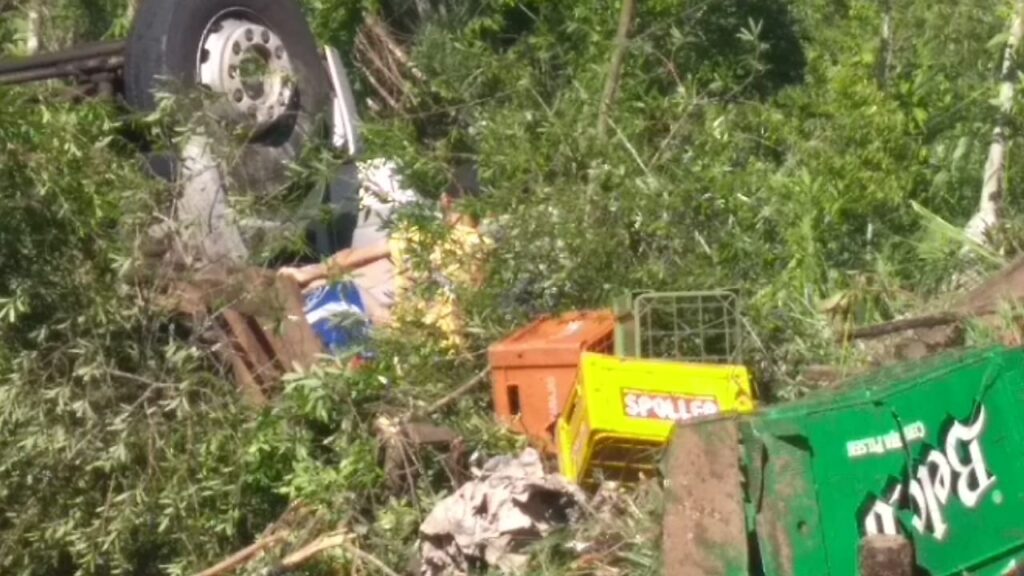 Caminhão carregado de bebidas tomba em São João do Triunfo