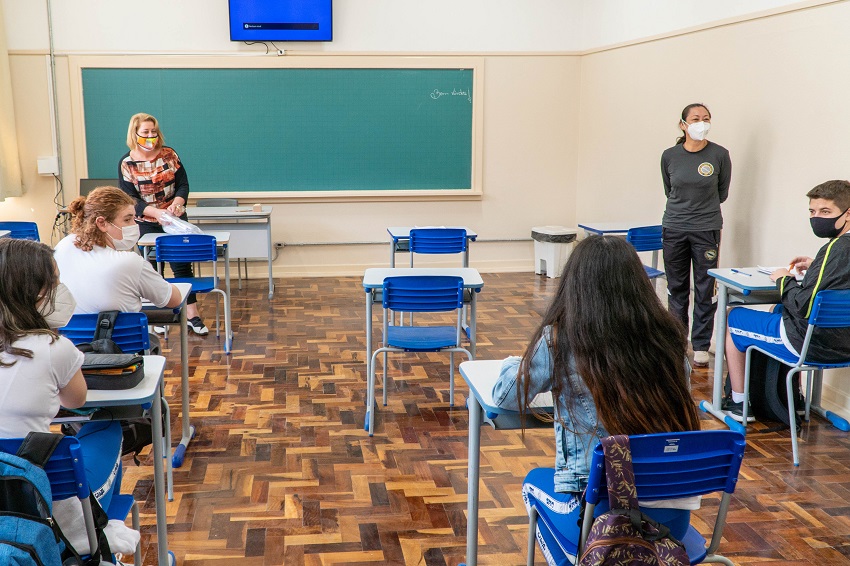 Cerca de 1 milhão de alunos da rede estadual retornam para as escolas públicas