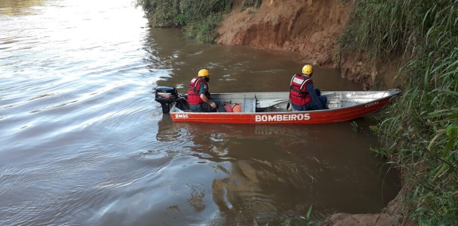 Bombeiros retomam buscas do corpo de menino de 13 anos que desapareceu no rio Negro