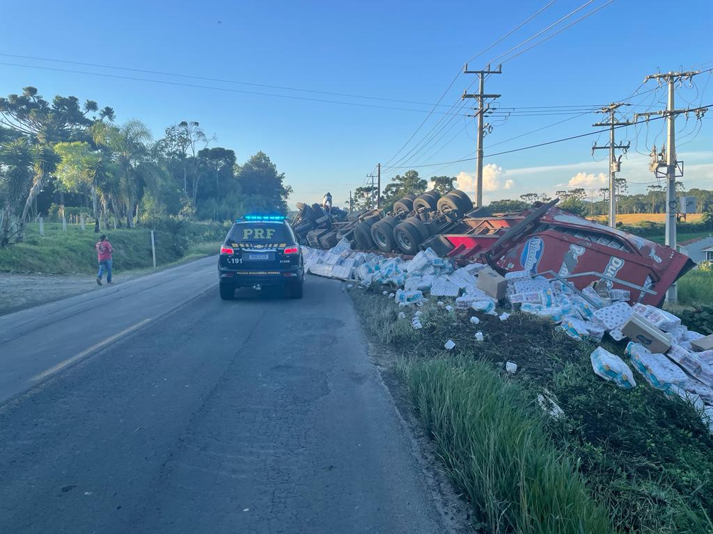 Carreta carregada com papel higiênico tomba na BR-153, em Rebouças