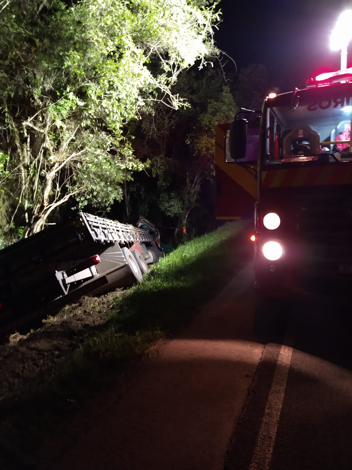 Motorista fica preso nas ferragens após acidente na PR-151, em São Mateus do Sul