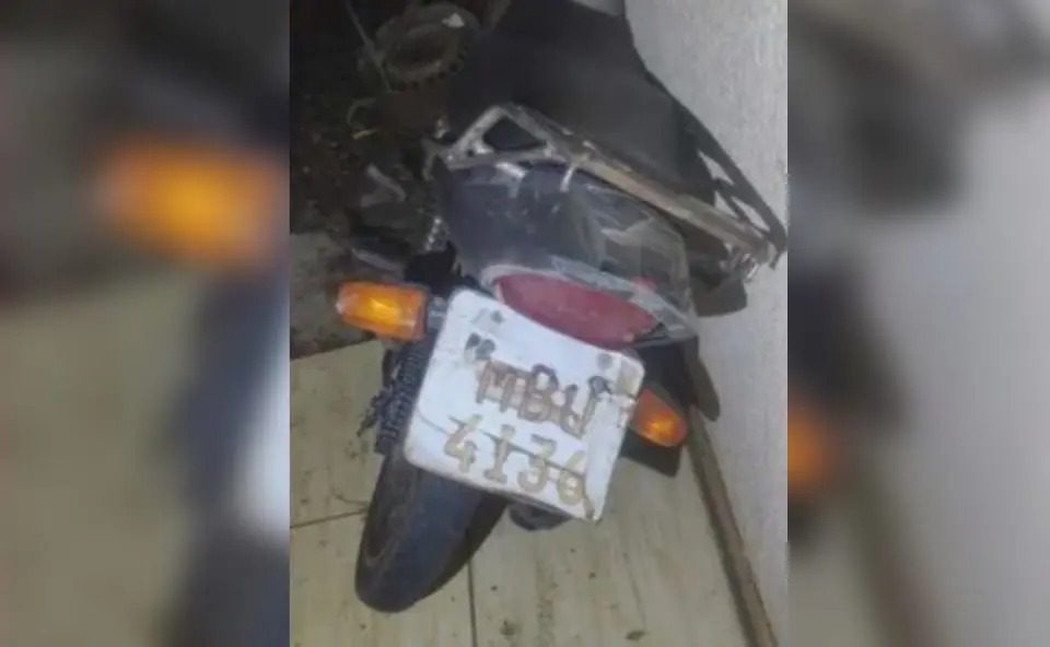 Jovem é preso dirigindo moto com placa de papel e sem carteira, no Paraná