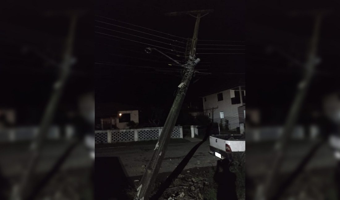 Motorista embriagado e sem CNH derruba poste em Mallet e é detido pela Polícia Militar