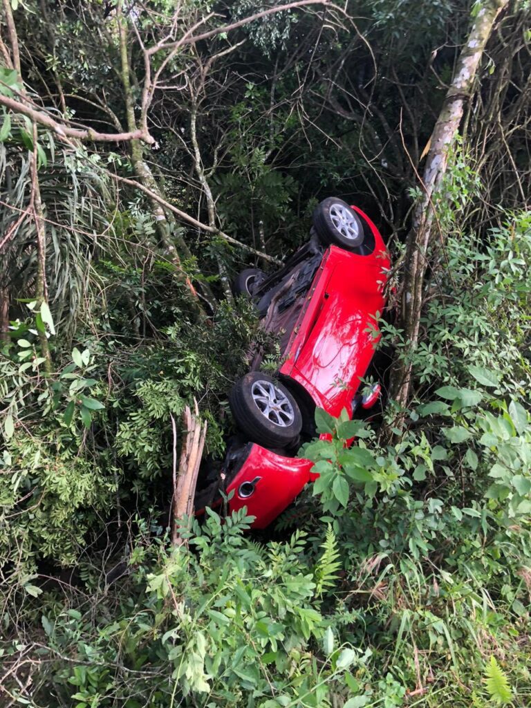 Carro sai da pista na BR-476 e condutor fica ferido em São Mateus do Sul