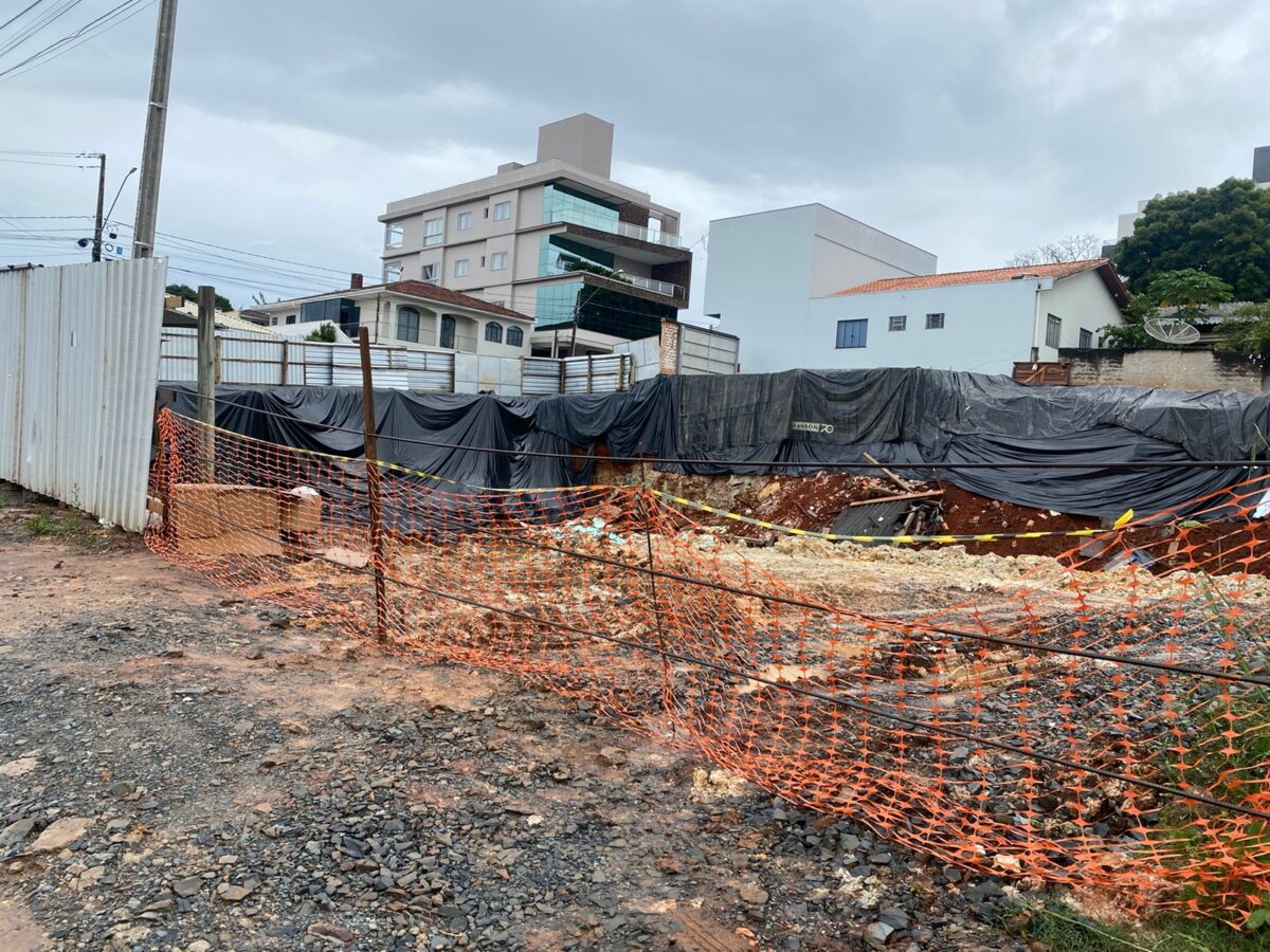 Parte de rua é fechada devido a deslizamento de terra em obra no Centro de São Mateus do Sul