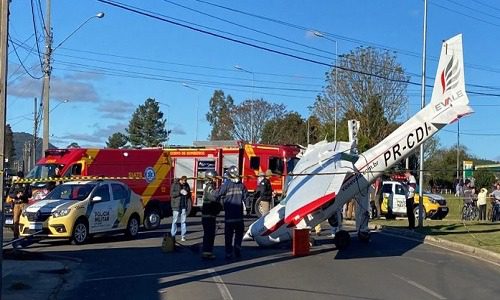 Urgente: avião monomotor cai e atinge carro em União da Vitória