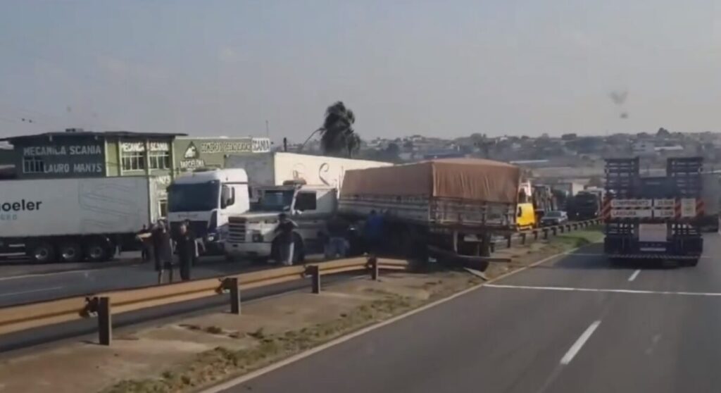 VÍDEO: carreta invade BR-376 e colide contra guard rail