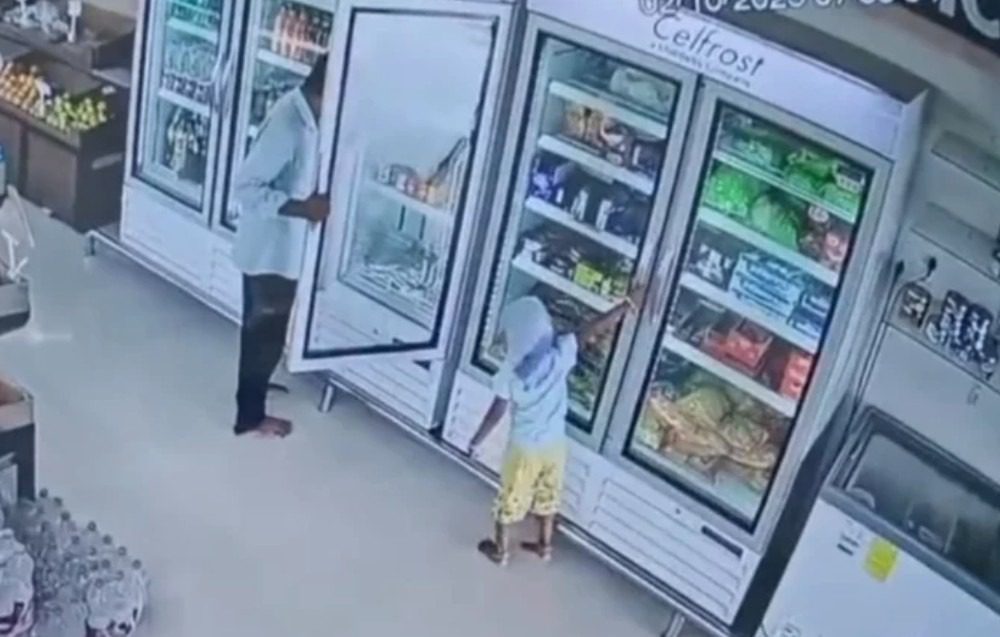 VÍDEO: Menina de 4 anos morre eletrocutada ao abrir geladeira de supermercado