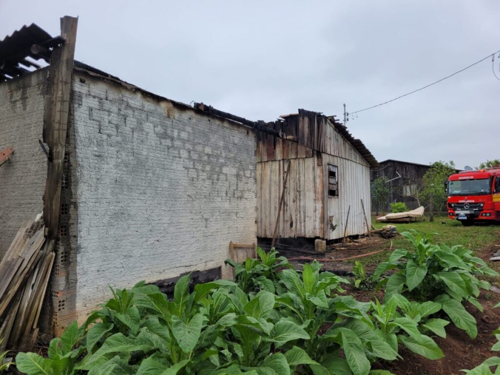 Estufa de fumo é destruída em incêndio; bombeiros salvam casa e outras construções