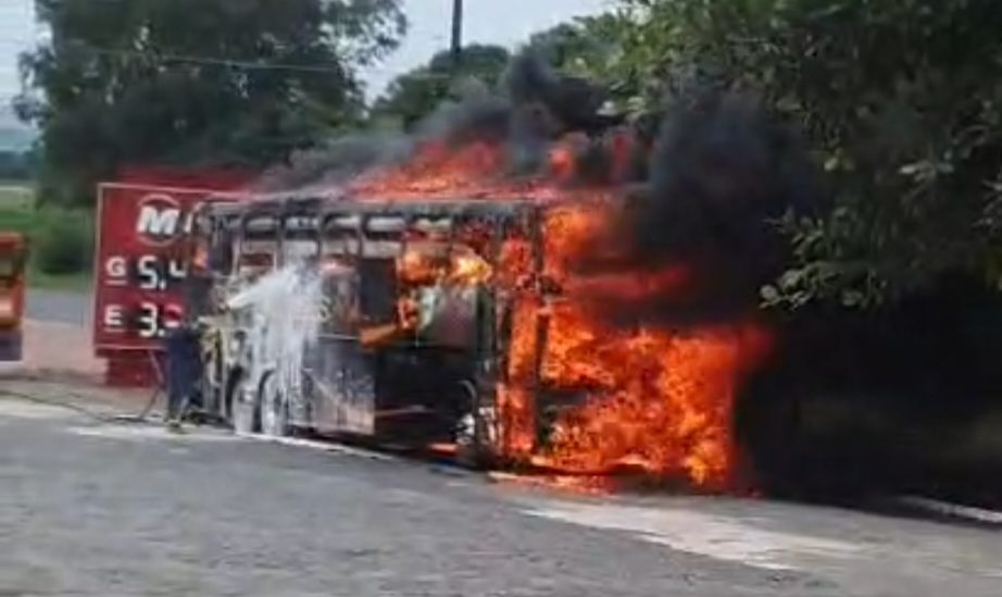 Ônibus pega fogo em posto de combustível na PR-151