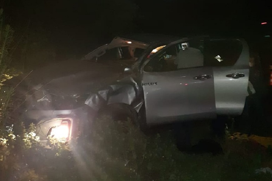 Caminhonete com 6 pessoas saiu da pista e capotou na BR-280, em Três Barras