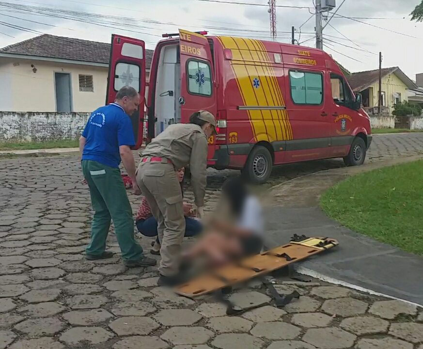 Veículo atravessa preferencial, atinge motociclista e foge sem prestar socorro