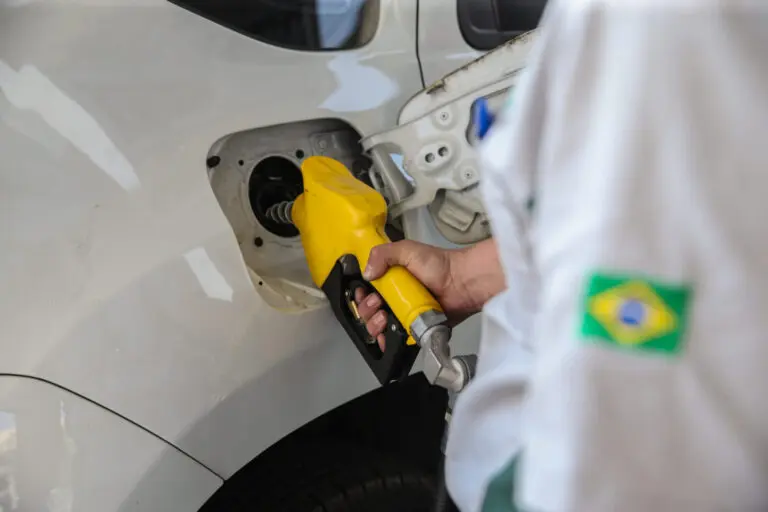 Preço da gasolina sobe R$ 0,31 após volta de impostos federais