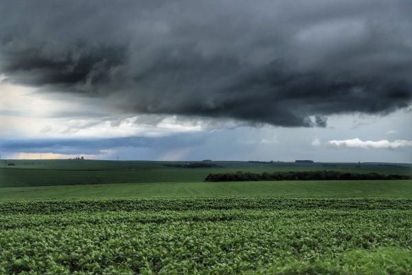 Inmet alerta para o risco de tempestades e queda de granizo no extremo Sul do Paraná