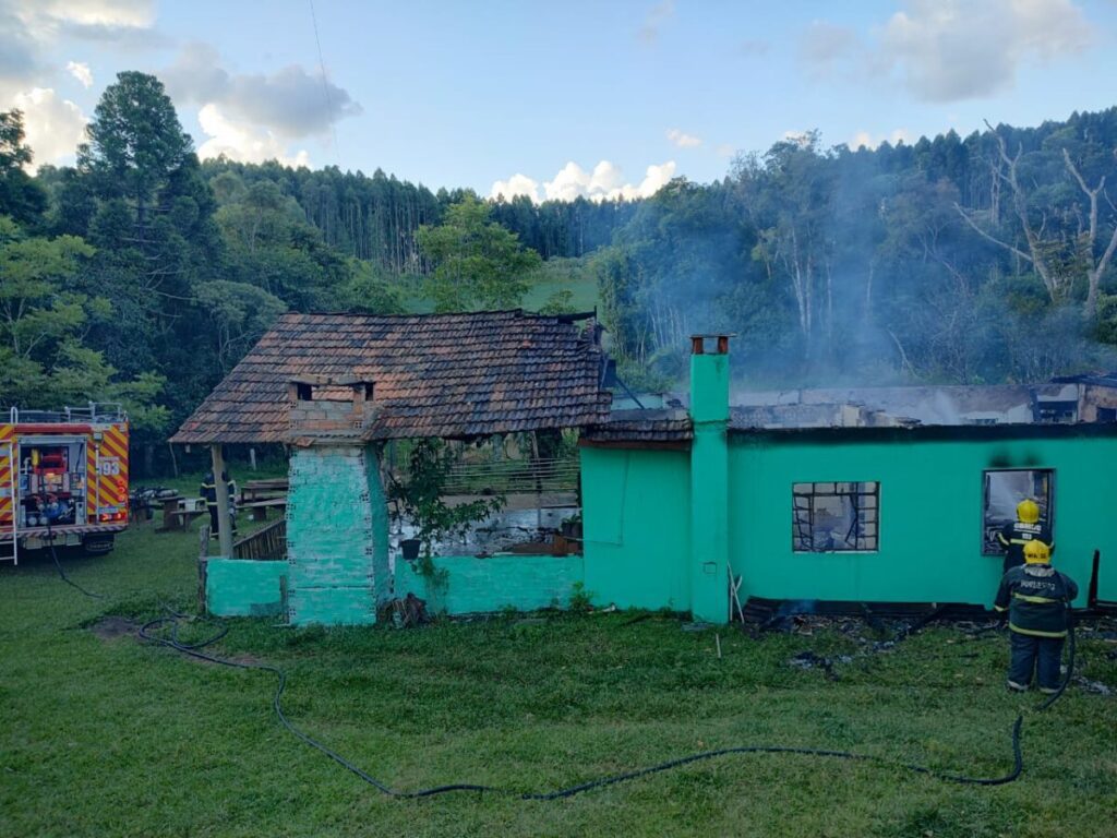 Incêndio em residência queima estruturas quase por completo