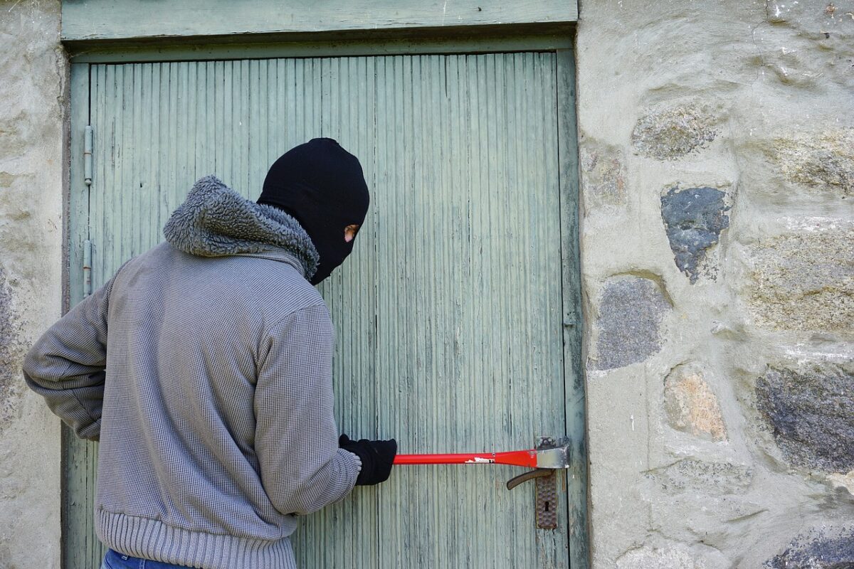 Homem de ‘tatuagem grande no pescoço’ tenta invadir casa de idosos por 2 dias seguidos