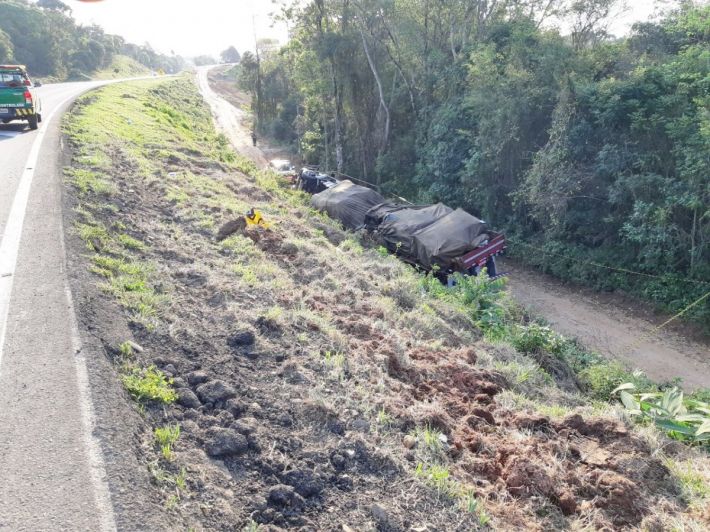 Carreta cai em ribanceira de 20 metros na BR-277 em Teixeira Soares